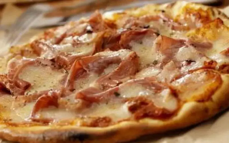 Pizza de muzzarela con jamón